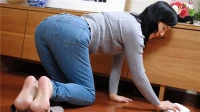 050124 100-Cô quản gia trong chiếc quần jean bó sát